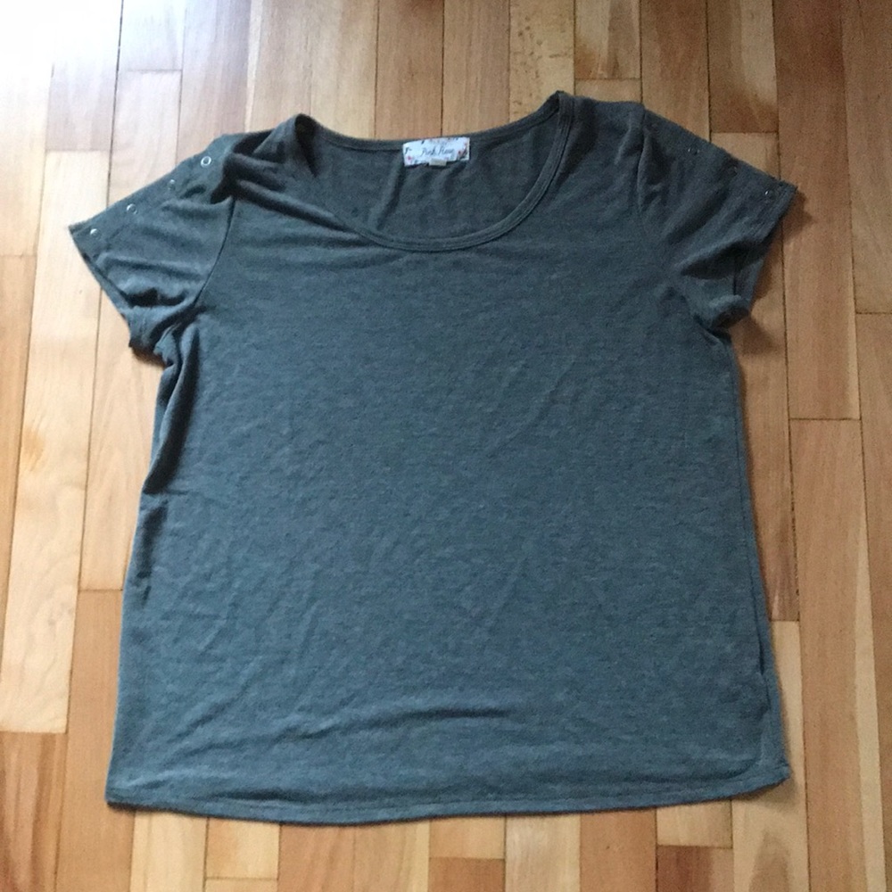 grey/green t-shirt